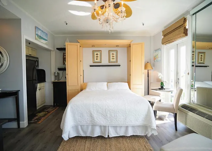 Palm Beach Hotel With Juliette Balconies! 2 Blocks From Beach! Historic Landmark